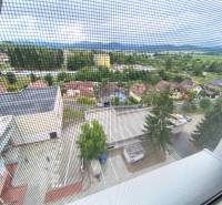 3 izbový byt na predaj,  80 m2, Zvolen - Podborová - Výhľad zo 7. poschodia v Zvolene, ukazujúci okolie, domy a parkovanie.