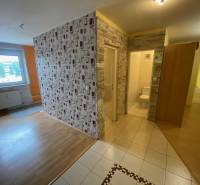 3 izbový byt na predaj,  80 m2, Zvolen - Podborová - Interiér 3-izbového bytu s parketami, dekoratívnou stenou a kúpeľňou.