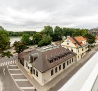 Vynikajúci dizajnový 1,5i byt 30m2 lodžia s výhľadom na Dunaj, VYDRICA - Výhľad na budovy a zeleň v Bratislave - Starom Meste, Floriánska ulica.