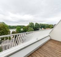 Vynikajúci dizajnový 1,5i byt 30m2 lodžia s výhľadom na Dunaj, VYDRICA - Balkón v Bratislave - Starom Meste na Floriánskej ulici s výhľadom na zeleň a rieku.