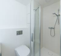 Vynikajúci dizajnový 1,5i byt 30m2 lodžia s výhľadom na Dunaj, VYDRICA - Kúpeľňa so sprchovacím kútom a záchodom v 2-izbovom byte.