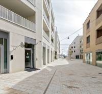 Vynikajúci dizajnový 1,5i byt 30m2 lodžia s výhľadom na Dunaj, VYDRICA - Na ulici Floriánska pri vchode, svetlá fasáda, potenciál pre 2-izbový byt.