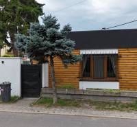 MOST PRI BA - RD na rožnom pozemku s možnosťou rozšírenia - Rodinný dom na Poľnej ulici v Moste pri Bratislave s dreveným obkladom a záhradou.