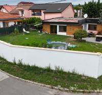 MOST PRI BA - RD na rožnom pozemku s možnosťou rozšírenia - Rodinný dom na Poľnej ulici v Moste pri Bratislave s dvorom a bazénom.