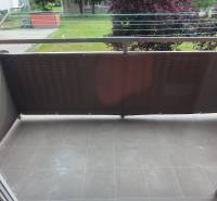PREDAJ, 2-izbový byt s balkónom na Nábreží – len 1 km od centra - Balkón s dláždenou podlahou a výhľadom na zeleň v 2-izbovom byte Liptovského Mikuláša.