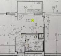 PREDAJ, 2-izbový byt s balkónom na Nábreží – len 1 km od centra - Pôdorys 2-izbového bytu s detailmi izieb a rozmiestnením miestností.