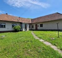 AstonReal: predaj rodinný dom v obci Mníšek nad Hnilcom - Rodinný dom v Mníšku nad Hnilcom s rozľahlou záhradou a satelitnou anténou.