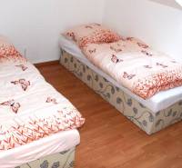 PREDAJ, Mezonetový apartmán v apartmánovom dome Horec, Donovaly - Detská izba v 3-izbovom byte s dvoma lôžkami a jednoduchou drevenou podlahou.