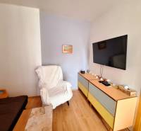 PREDAJ, Mezonetový apartmán v apartmánovom dome Horec, Donovaly - Obývacia izba v 3-izbovom byte, s TV na stene a pohodlnými kreslami.