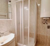 PREDAJ, Mezonetový apartmán v apartmánovom dome Horec, Donovaly - Kúpeľňa v 3-izbovom byte so sprchovým kútom a ohrievačom vody.