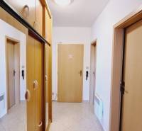 PREDAJ, Mezonetový apartmán v apartmánovom dome Horec, Donovaly - Predsieň v 3-izbovom byte s drevenými vstavanými skriňami a keramickou dlažbou.