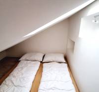 PREDAJ, Mezonetový apartmán v apartmánovom dome Horec, Donovaly - Spálňa v podkroví s jednoduchým lôžkom a strešným oknom v 3-izbovom byte.