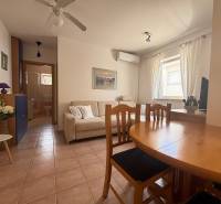 ☀NOVALJA (HR) -  2-izbový apartmán 45 m2 s terasou v 2.rade u mora - Obývacia izba v 2-izbovom byte s jedálenským stolom, pohovkou a klimatizáciou.