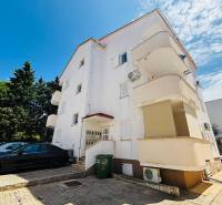 ☀NOVALJA (HR) -  2-izbový apartmán 45 m2 s terasou v 2.rade u mora - Exteriér budovy s parkoviskom a 2-izbovými bytmi v Novalji.