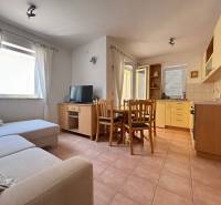 ☀NOVALJA (HR) -  2-izbový apartmán 45 m2 s terasou v 2.rade u mora - Obývačka v 2-izbovom byte s kuchynským kútom, sedačkou a jedálenským stolom.