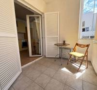 ☀NOVALJA (HR) -  2-izbový apartmán 45 m2 s terasou v 2.rade u mora - Balkón vo 2-izbovom byte s bielymi žalúziami a drevenou stoličkou.