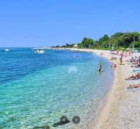 ☀NOVALJA (HR) -  2-izbový apartmán 45 m2 s terasou v 2.rade u mora - Pláž v Novalji s turistami relaxujúcimi pri mori.