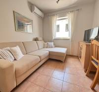 ☀NOVALJA (HR) -  2-izbový apartmán 45 m2 s terasou v 2.rade u mora - Obývačka s pohovkou, klimatizáciou, televízorom a jedálenským stolom v 2-izbovom byte.