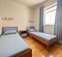☀NOVALJA (HR) -  2-izbový apartmán 45 m2 s terasou v 2.rade u mora - Detská izba s dvoma posteľami v 2-izbovom byte, vyzdobená nálepkami sov.
