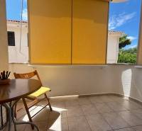 ☀NOVALJA (HR) -  2-izbový apartmán 45 m2 s terasou v 2.rade u mora - Balkón 2-izbového bytu v Novalji s dreveným stolom a zeleným výhľadom.