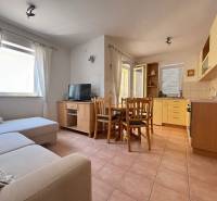 ☀NOVALJA (HR) -  2-izbový apartmán 45 m2 s terasou v 2.rade u mora - Kuchyňa a obývačka s pohovkou, jedálenský stôl, TV v 2-izbovom byte.