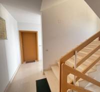 ☀NOVALJA (HR) -  2-izbový apartmán 45 m2 s terasou v 2.rade u mora - Chodba so schodiskom a dreveným zábradlím v 2-izbovom byte.
