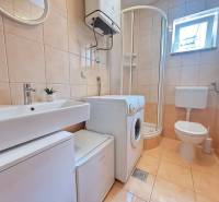 ☀NOVALJA (HR) -  2-izbový apartmán 45 m2 s terasou v 2.rade u mora - Kúpeľňa v 2-izbovom byte s práčkou, sprchovacím kútom a toaletou.