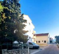 ☀NOVALJA (HR) -  2-izbový apartmán 45 m2 s terasou v 2.rade u mora - Pokojná ulica v Novalji s 2-izbovým bytom a výhľadom na more.