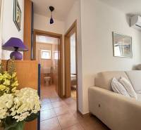 ☀NOVALJA (HR) -  2-izbový apartmán 45 m2 s terasou v 2.rade u mora - Svetlý 2-izbový byt s pohodlnou sedačkou a kúpeľňou s prístupom z chodby.