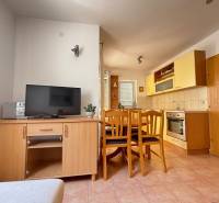 ☀NOVALJA (HR) -  2-izbový apartmán 45 m2 s terasou v 2.rade u mora - Kuchyňa s jedálenským kútom v 2-izbovom byte, zariadená dreveným nábytkom a spotrebičmi.