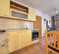 ☀NOVALJA (HR) -  2-izbový apartmán 45 m2 s terasou v 2.rade u mora - Kuchyňa v 2-izbovom byte s dreveným nábytkom a vstavanými spotrebičmi.