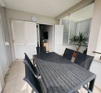 ☀NOVALJA (HR) - 3-izbový moderne zariadený apartmán, blízko pláže  - Terasa v 3-izbovom byte s výhľadom, stôl, stoličky a rastliny v kvetináčoch.