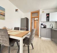 ☀NOVALJA (HR) - 3-izbový moderne zariadený apartmán, blízko pláže  - Jedálenský kút s kuchyňou v 3-izbovom byte s jedálenským stolom.