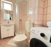 ☀NOVALJA (HR) - 3-izbový moderne zariadený apartmán, blízko pláže  - Kúpeľňa v 3-izbovom byte s toaletou, sprchou a práčkou.