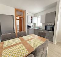 ☀NOVALJA (HR) - 3-izbový moderne zariadený apartmán, blízko pláže  - Kuchyňa v 3-izbovom byte s jedálenským stolom a moderným vybavením.