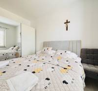 ☀NOVALJA (HR) - 3-izbový moderne zariadený apartmán, blízko pláže  - Svetlá spálňa so zrkadlovou skriňou, posteľou a kreslom v 3-izbovom byte.