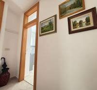 ☀NOVALJA (HR) - 3-izbový moderne zariadený apartmán, blízko pláže  - Chodba 3-izbového bytu s obrazmi na stene a dverami do kúpeľne.