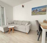 ☀NOVALJA (HR) - 3-izbový moderne zariadený apartmán, blízko pláže  - Svetlá obývačka v 3-izbovom byte, s pohodlnou sedačkou a jedálenským stolom.