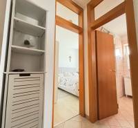 ☀NOVALJA (HR) - 3-izbový moderne zariadený apartmán, blízko pláže  - Chodba 3-izbového bytu s výhľadom do spálne a kúpeľne.