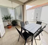 ☀NOVALJA (HR) - 3-izbový moderne zariadený apartmán, blízko pláže  - Balkón 3-izbového bytu v Novalji, s kvetmi a záhradným nábytkom na dlažbe.