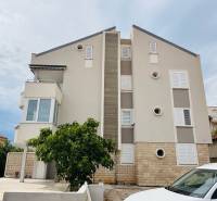 ☀NOVALJA (HR) - 3-izbový moderne zariadený apartmán, blízko pláže  - Exteriér budovy v Novalji s 3-izbovým bytom, biele okenice a balkón.