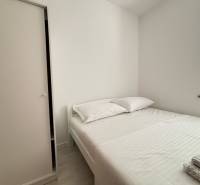☀NOVALJA (HR) - 3-izbový moderne zariadený apartmán, blízko pláže  - Svetlá spálňa s pohodlnou posteľou a bielou skriňou v 3-izbovom byte.