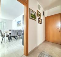 ☀NOVALJA (HR) - 3-izbový moderne zariadený apartmán, blízko pláže  - Interiér 3-izbového bytu s jedálňou a vstupnou chodbou.