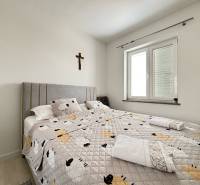 ☀NOVALJA (HR) - 3-izbový moderne zariadený apartmán, blízko pláže  - Svetlá spálňa s pohodlnou posteľou v 3-izbovom byte, kríž na stene.