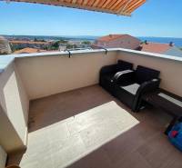 ☀NOVALJA (HR) - apartmán s pekným výhľadom na more  - Dvojizbový byt v Novalji, terasa s výhľadom na more, dve kreslá, stolík.