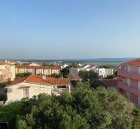 ☀NOVALJA (HR) - apartmán s pekným výhľadom na more  - Výhľad z 2-izbového bytu v Novalji na more a okolité strechy.