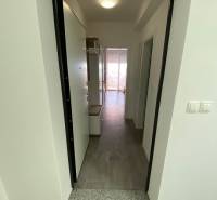 ☀NOVALJA (HR) - apartmán s pekným výhľadom na more  - Vstupná chodba 2-izbového bytu, s dlažbou a osvetlením.