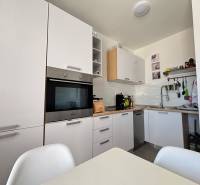 ☀NOVALJA (HR) - apartmán s pekným výhľadom na more  - Kuchyňa v 2-izbovom byte s modernými bielymi skrinkami a zabudovanými spotrebičmi.