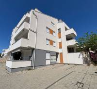 ☀NOVALJA (HR) - apartmán s pekným výhľadom na more  - Bytový dom s 2-izbovými bytmi v meste Novalja, s priestranným parkovaním.