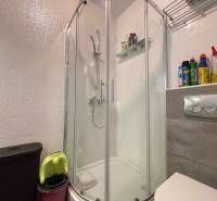 ☀NOVALJA (HR) - apartmán s pekným výhľadom na more  - Kúpeľňa v 2-izbovom byte s rohovým sprchovým kútom a policou na čistiace prostriedky.